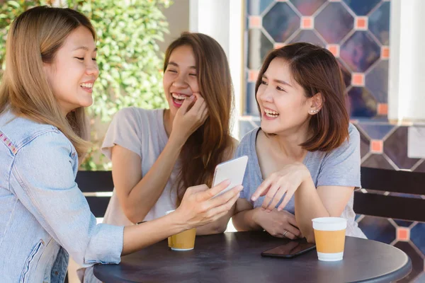 Alegre Asiático Jovens Mulheres Sentadas Café Bebendo Café Com Amigos — Fotografia de Stock