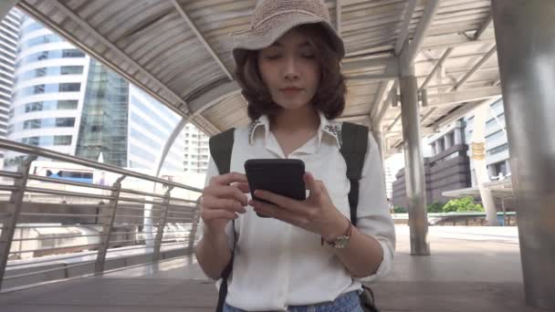 Yavaş Hareket Yön Için Smartphone Kullanarak Bangkok Tayland Seyahat Ederken — Stok video