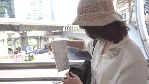 Slow Motion Cheerful Beautiful Young Asian Backpacker Woman Direction Looking — Stock Video