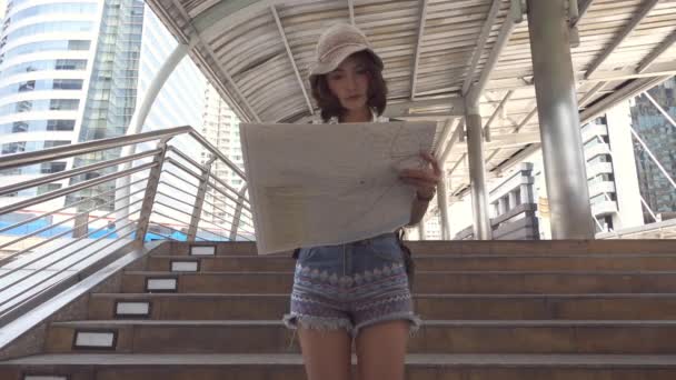 慢动作 愉快的美丽年轻亚洲背包客妇女的方向和寻找位置地图 而在曼谷 生活方式背包旅游旅游度假的概念 — 图库视频影像