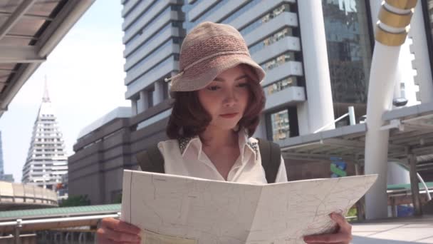 Slow Motion Glada Vackra Unga Asiatiska Backpacker Kvinna Riktning Och — Stockvideo