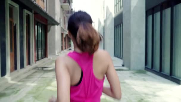 Movimento Lento Mulher Corredor Asiática Bonita Saudável Roupas Esportivas Correndo — Vídeo de Stock