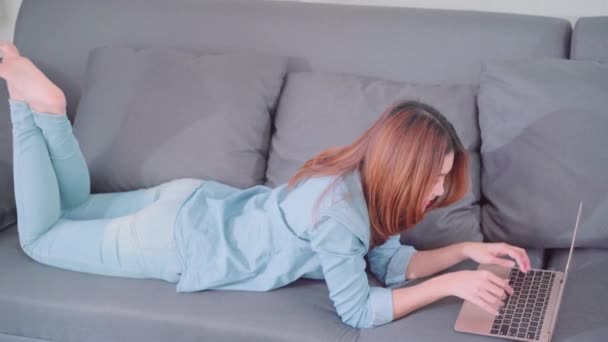 Retrato Una Hermosa Joven Atractiva Mujer Asiática Sonriente Usando Computadora — Vídeos de Stock