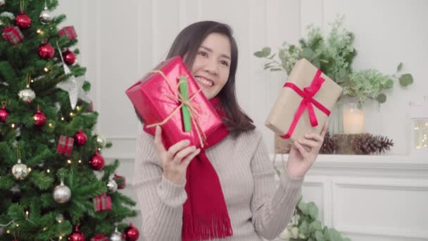 Joyeux Heureux Jeune Femme Asiatique Tenant Cadeaux Noël Souriant Caméra — Video