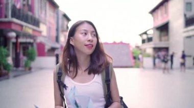 Neşeli güzel genç Asyalı backpacker kadın yön ve Pekin, Çin mahallesinde, seyahat ederken konumu harita üzerinde seyir. Yaşam tarzı sırt çantası turizm seyahat tatil kavramı.