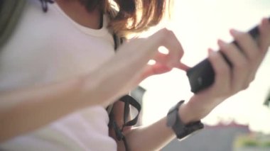 Yön için Smartphone kullanarak ve Pekin, Çin mahallesinde, seyahat ederken konumu harita üzerinde seyir neşeli Asya backpacker blogger kadın. Yaşam tarzı sırt çantası turizm seyahat tatil kavramı.