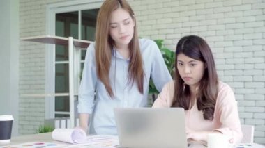 Smart casual kadınlarda çekici akıllı yaratıcı Asya iş çalışma masa ofis masasında otururken dizüstü bilgisayarda giymek. Kadın ofis kavramı iş.