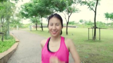 Sağlıklı güzel genç Asyalı atlet kadın çalışan ve kentsel şehir parkı sokakta koşu giyim spor. Yaşam tarzı uygun ve etkin kadınların şehir konsepti egzersiz.