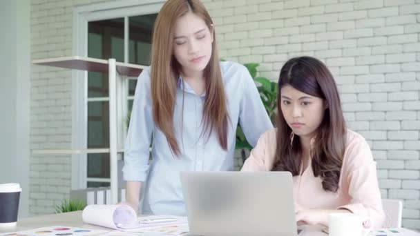 Mulheres Negócios Asiáticas Criativas Inteligentes Atraentes Roupas Casuais Inteligentes Trabalhando — Vídeo de Stock