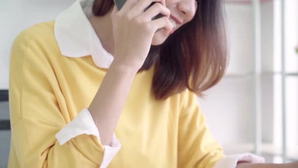 Mooie Intelligente Zakelijke Aziatische Vrouw Smart Casual Draag Die Laptop — Stockvideo
