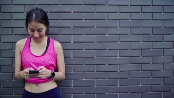 Sano Bella Giovane Asiatica Atleta Donna Utilizzando Smartphone Controllare Social — Video Stock