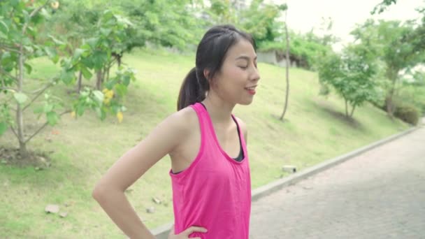 Saludable Hermosa Joven Atleta Asiática Mujeres Ropa Deportiva Piernas Calentamiento — Vídeos de Stock