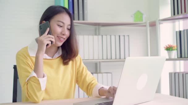 Szép Okos Üzleti Öltözékben Ázsiai Hord Dolgozik Laptop Beszél Telefonon — Stock videók