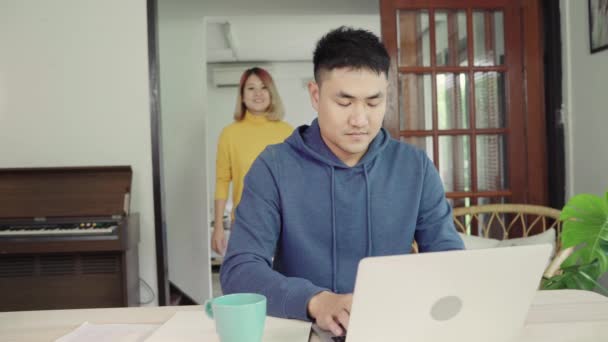 若いアジアのカップルは財政 モダンな自宅のパソコンと電卓を使用して 銀行口座の確認を管理します 女性と男性一緒に税金を払って オンライン ノート で事務処理を行う — ストック動画