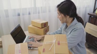 Güzel akıllı Asya genç girişimci iş kadın sahibi KOBİ online ürün stok kontrol ve bilgisayar evde çalışma için kaydedin. Küçük işletme sahibi, ev ofis kavramı.
