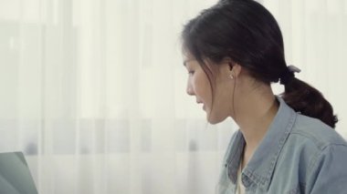 Güzel akıllı Asya genç girişimci iş kadın sahibi KOBİ stoktaki ürün ve Pano evde çalışan yazmak denetleme. Küçük işletme sahibi, ev ofis kavramı.