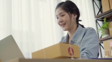 Güzel akıllı Asya genç girişimci iş kadın sahibi KOBİ online ürün stok kontrol ve bilgisayar evde çalışma için kaydedin. Küçük işletme sahibi, ev ofis kavramı.