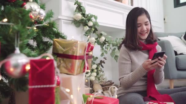 Jovem Asiática Feliz Alegre Usando Smartphone Para Verificar Mídias Sociais — Vídeo de Stock