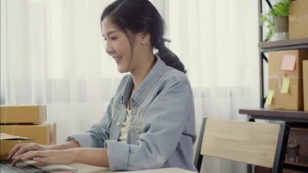 美丽聪明的亚洲年轻企业家女老板 在线检查产品的库存和保存到计算机在家里工作 小企业主在家里的办公室概念 — 图库视频影像