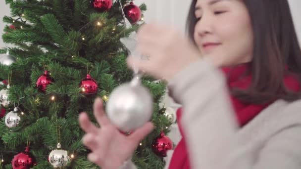 Fröhliche Fröhliche Junge Asiatische Frau Schmückt Weihnachtsbaum Ihrem Wohnzimmer Hause — Stockvideo