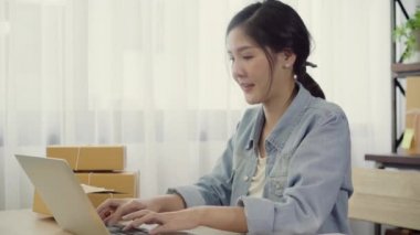 Güzel akıllı Asya genç girişimci iş kadın sahibi KOBİ online ürün stok kontrol ve bilgisayar evde çalışma için kaydedin. Küçük işletme sahibi, ev ofis kavramı.