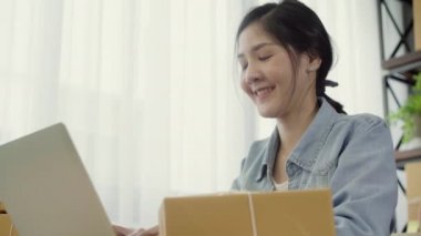 Güzel akıllı Asya genç girişimci iş kadın sahibi KOBİ online ürün stok kontrol ve bilgisayar evde çalışma için kaydedin. Küçük işletme sahibi, ev ofis kavramı.