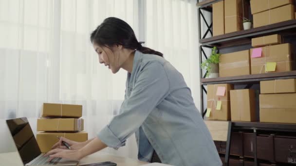 美丽聪明的亚洲年轻企业家女老板斯梅在看到商业成就的同时 感觉很开心地跳舞 小企业主在家里的办公室概念 — 图库视频影像