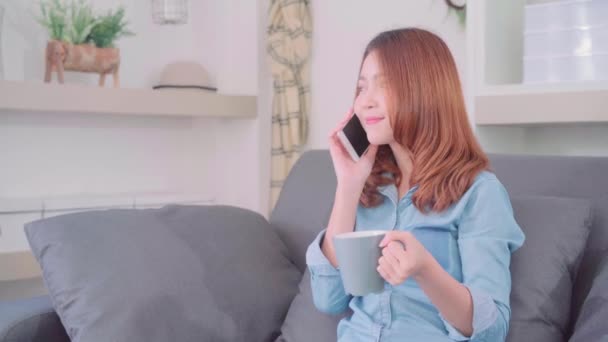 Portrait Une Belle Femme Asiatique Souriante Utilisant Smartphone Tenant Une — Video