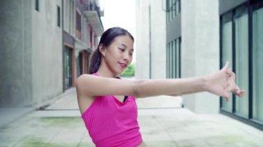 Yavaş hareket - sağlıklı güzel genç Asyalı sporcu kadın spor ısınma ve germe kollarını kentsel şehir Caddesi üzerinde çalıştırmak için hazır giyim bacaklar. Şehir kavramı yaşam tarzı aktif egzersiz.