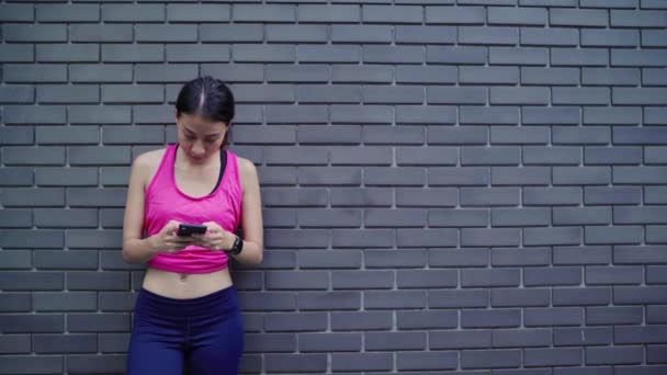 Mulher Atleta Asiática Bonita Saudável Usando Smartphone Para Verificar Mídias — Vídeo de Stock