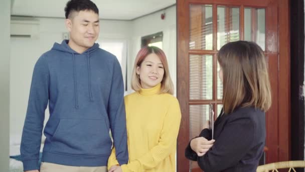 Pasangan Muda Asia Yang Bahagia Dan Agen Makelar Pemuda Yang — Stok Video