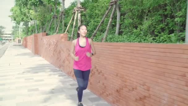 Gesunde Schöne Junge Asiatische Läuferin Sportkleidung Läuft Und Joggt Auf — Stockvideo