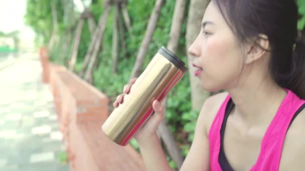 Saludable Hermosa Joven Corredor Asiático Mujer Beber Agua Porque Sienten — Vídeo de stock