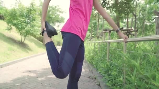 健康美丽的年轻亚洲运动员在运动服装腿变暖 伸展双臂 准备在城市公园街头跑步 生活方式活跃的妇女锻炼在城市概念 — 图库视频影像