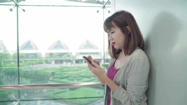 Atractiva Mujer Asiática Feliz Casual Aeropuerto Internacional Usando Comprobando Teléfono — Vídeos de Stock