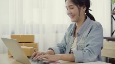 Güzel akıllı Asya genç girişimci iş kadın sahibi KOBİ online ürün stok kontrol ve bilgisayar evde çalışma için kaydedin. Küçük işletme sahibi, ev ofis kavramı.