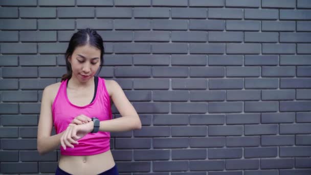 Здоровый Красивый Молодой Азиатской Спортсменки Настройки Проверки Прогресса Глядя Сердечный — стоковое видео