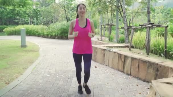 スポーツウェア ランニングや都市公園の通りにジョギングで健康的な美しい若いアジア ランナー女性 ライフ スタイルに合わせて 都市のコンセプトで活動的な女性運動 — ストック動画