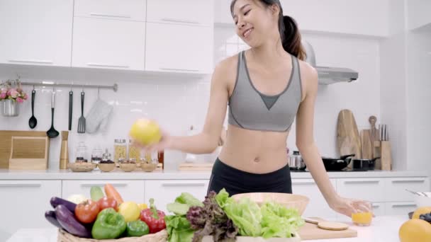 Mujer Asiática Joven Sintiéndose Feliz Bailando Escuchar Música Beber Jugo — Vídeo de stock