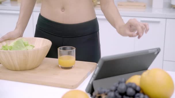 Mujer Asiática Joven Haciendo Ensalada Comida Saludable Mientras Usa Tableta — Vídeo de stock