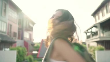 Yavaş hareket - Asya backpacker kadın Pekin, Çin, neşeli güzel genç Genç blogger erkek Chinatown yürüyüş seyahat mutlu hissediyor. Yaşam tarzı sırt çantası turizm seyahat tatil kavramı