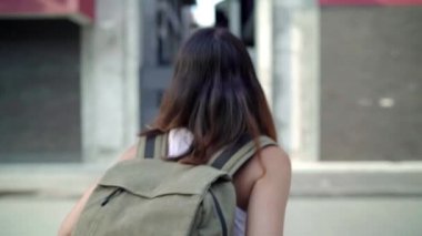 Yavaş hareket - Asya backpacker kadın Pekin, Çin, neşeli güzel genç Genç blogger erkek Chinatown yürüyüş seyahat mutlu hissediyor. Yaşam tarzı sırt çantası turizm seyahat tatil kavramı