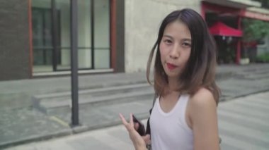 Asya backpacker kadın Pekin, Çin, neşeli güzel genç Genç blogger erkek Chinatown yürüyüş seyahat mutlu hissediyor. Yaşam tarzı sırt çantası turizm seyahat tatil kavramı.