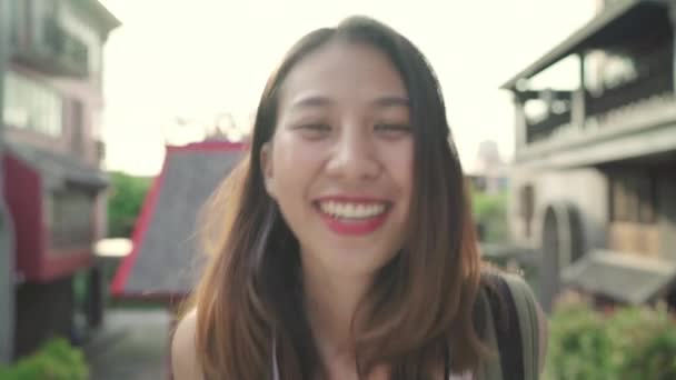 亚洲背包客女子在中国北京旅游感到快乐 开朗美丽的青少年博主女性走在唐人街 生活方式背包旅游旅游度假的概念 — 图库视频影像