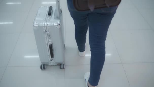 スローモーション 国際空港の出発ゲートで搭乗便に通いながら歩いてターミナル ホールで多くの荷物を台車やカートを使用して幸せなアジア女 — ストック動画