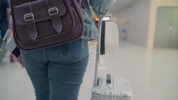 Zeitlupe Glückliche Asiatische Frau Mit Trolley Oder Wagen Mit Vielen — Stockvideo