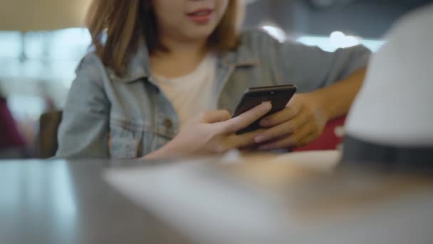 Mujer Asiática Feliz Usando Comprobando Teléfono Inteligente Mientras Está Sentada — Vídeo de stock