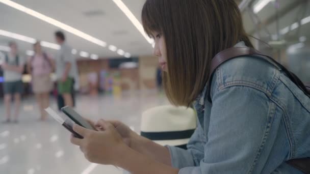 Mujer Asiática Feliz Usando Comprobando Teléfono Inteligente Mientras Está Sentada — Vídeos de Stock