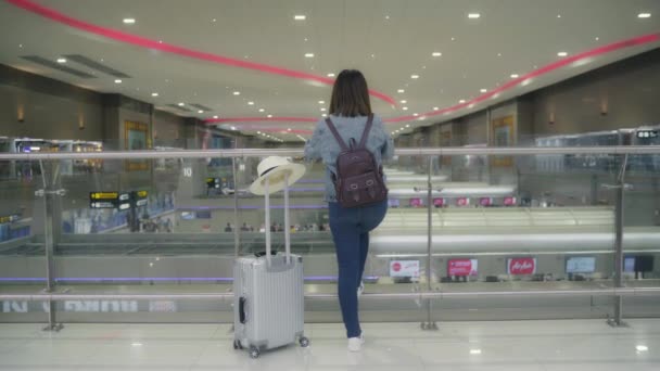 幸せなアジア女の国際空港の出発ゲートで搭乗便に通いながら歩いてターミナル ホールで多くの荷物を台車やカートを使用します 女性空港概念で幸せ — ストック動画