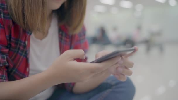 Glückliche Asiatin Die Ihr Smartphone Benutzt Und Checkt Während Sie — Stockvideo